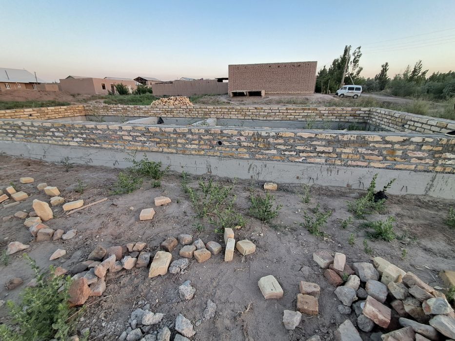 Жой урни сотилоди 400 кв