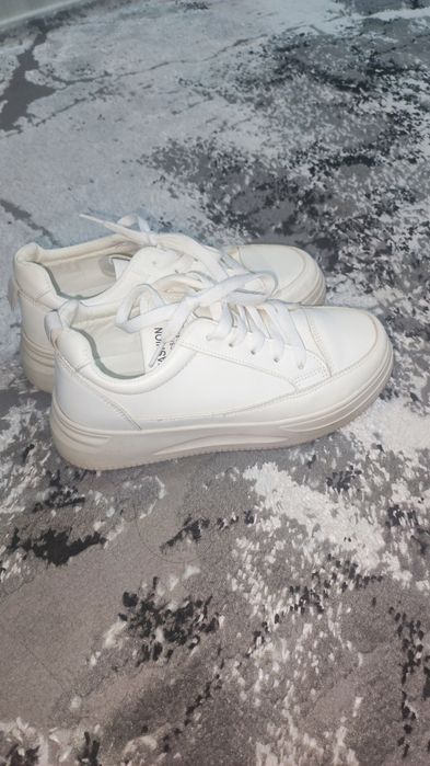 Продам кроссовки 36