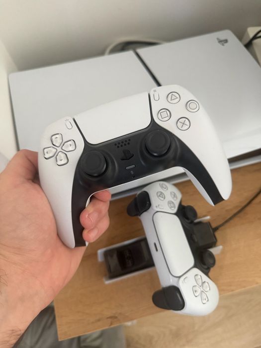 PS5 Digital Edition 1TB + 2 Controller DualSense + Stație Încărcare | IMPECABIL