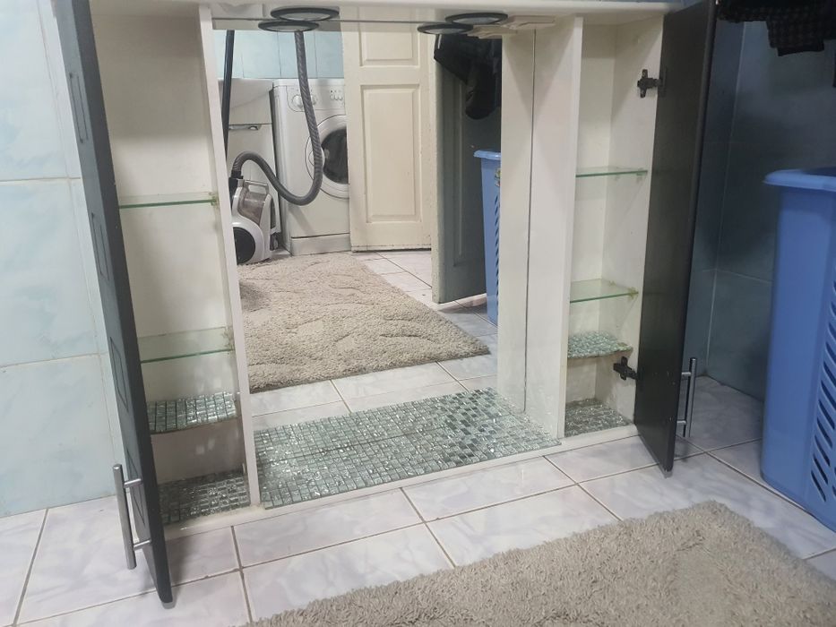 Продам зеркало с шкафчиками для ванны