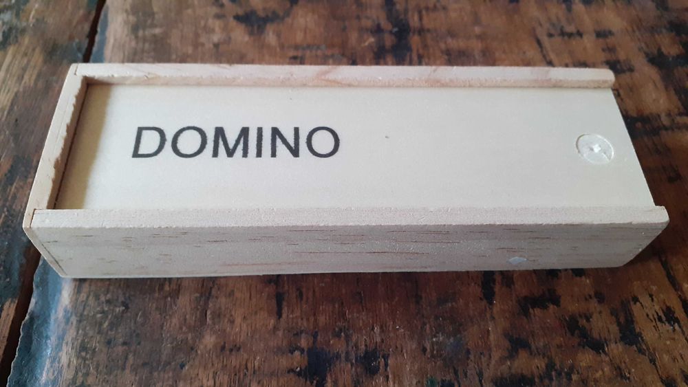 игра Домино в кутия от естествено дърво. Съдържа 28 броя плочки от MDF