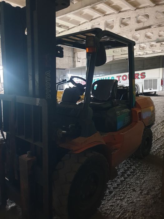 Вилочный погрузчик TOYOTA