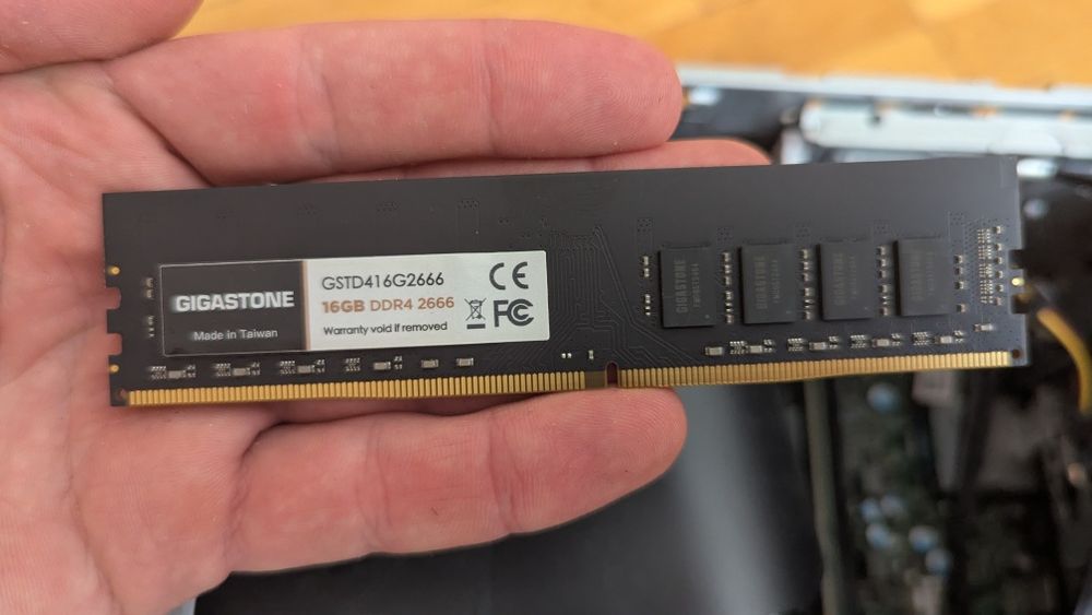 Десктоп компютър Dell Inspiron 3881