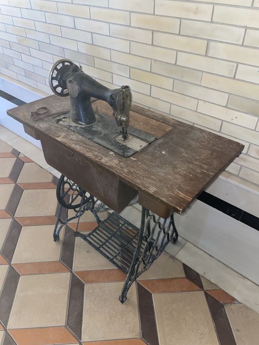 Швейная машина антикварная