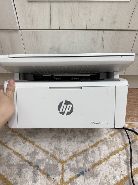 Принтер hp черно-белый в идеальном состояний для работы