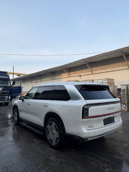 **Zeekr 9x ultra oq salonda