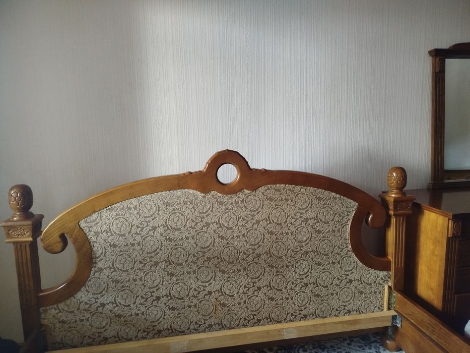 Срочно продаю комплект спальнюю мебель