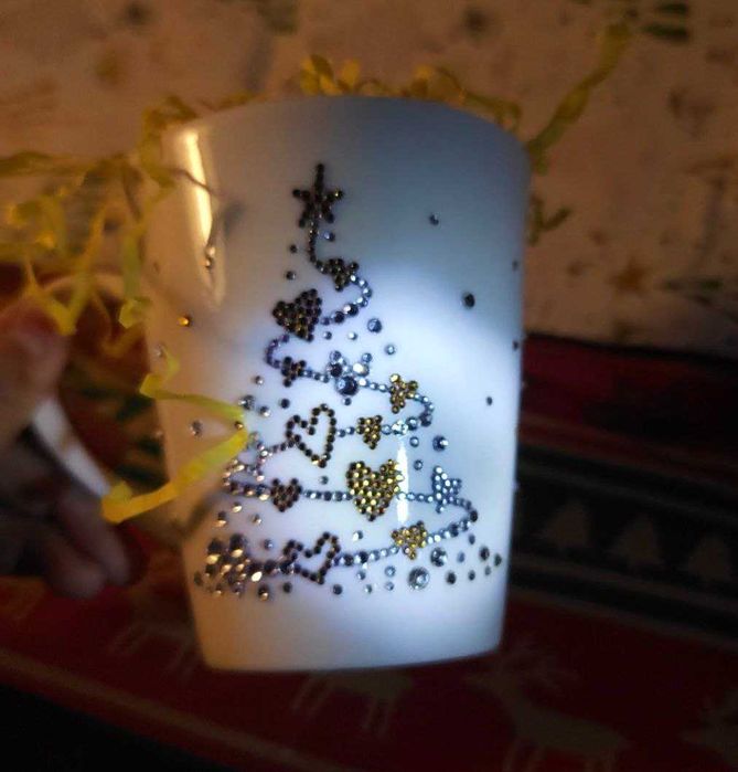 Кружки новогодние, инкрустированные стразами.