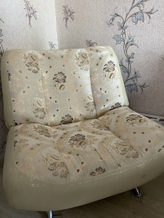 Диван белый с узорами