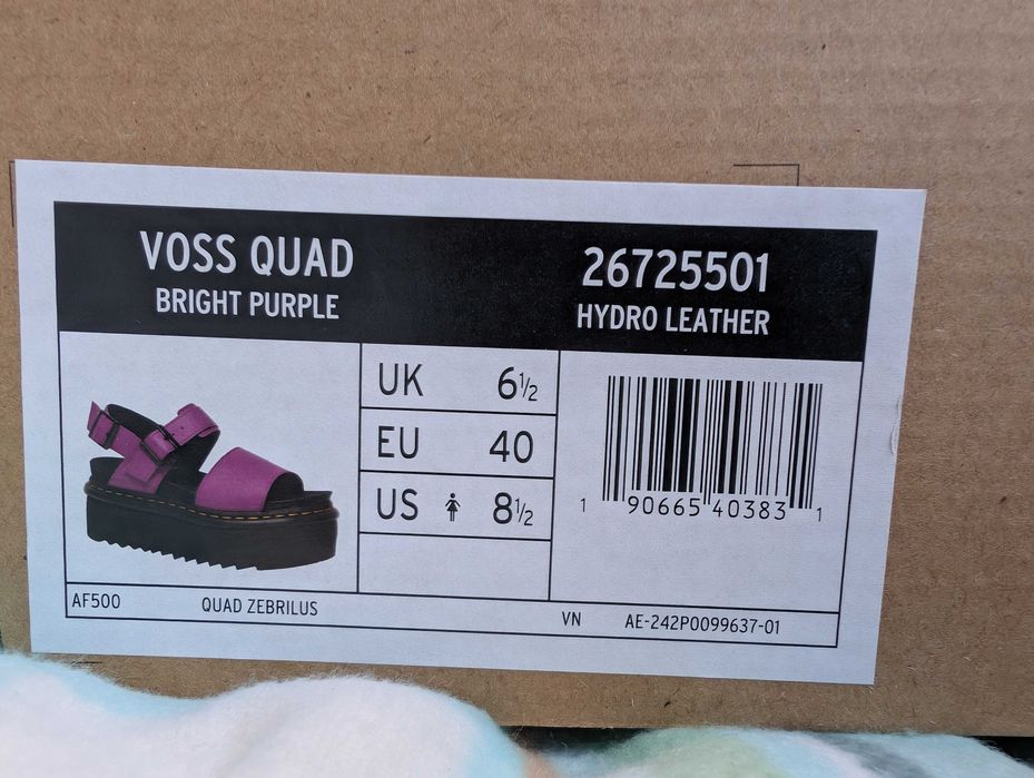 Dr. Martens, Converse, Art Company, Nike маратонки, кецове сандали