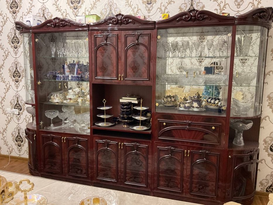 Мебель Итальянская горка, стулья, в хорошем состоянии