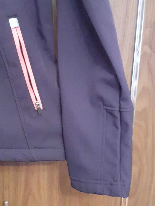 Две дамски якета - спортно и дънково