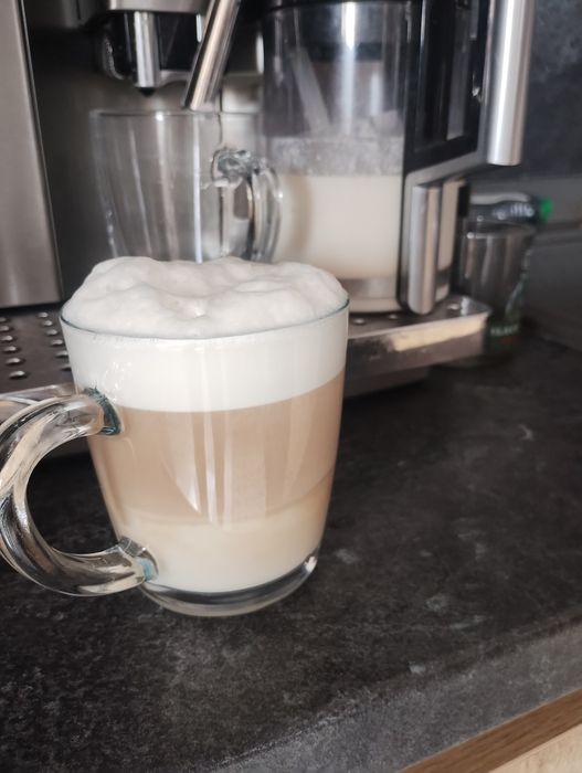 Кафе автомат кафемашина Delonghi prima Donna 6600 със каничка