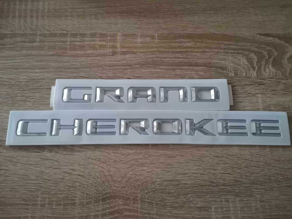 сребрист надпис емблема Jeep Grand Cherokee