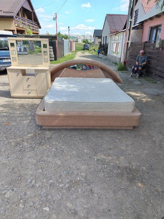Vănd pat de mijloc cu saltea și comodă în stare foarte bune