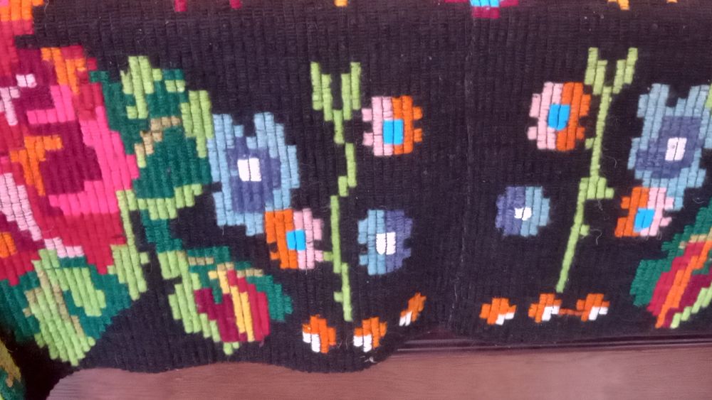 Vand cuvertura pat veche,tesuta manual,lana cu model floral