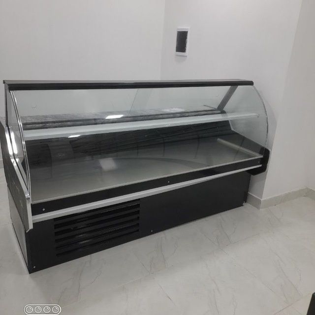 Продается витриный холодильник.