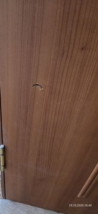 Двери в туалет и ванную.