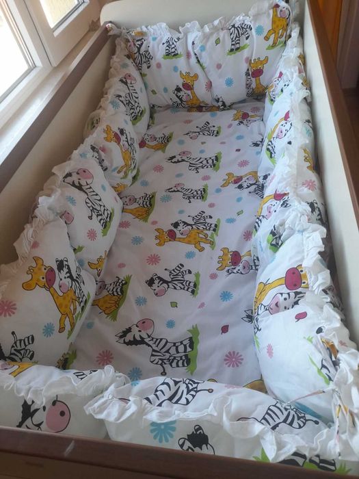 Детско бебешко легло кошара дървено люлеещ механизъм две чекмеджета