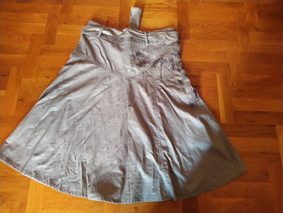 Пола с бродерия и колан с пайети, размер S