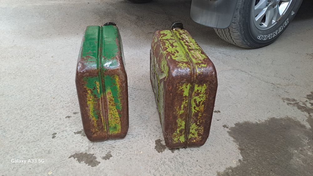 Продаётся две 20 литровые канистры б.у цена 100.000сум за 2 шт.