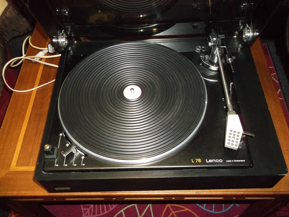 Продавам грамофон Lenco L75
