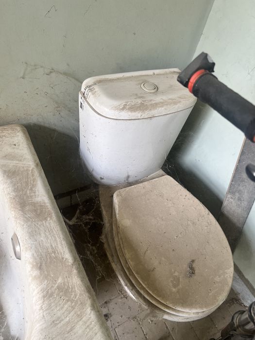 Унитаз и раковина продаются