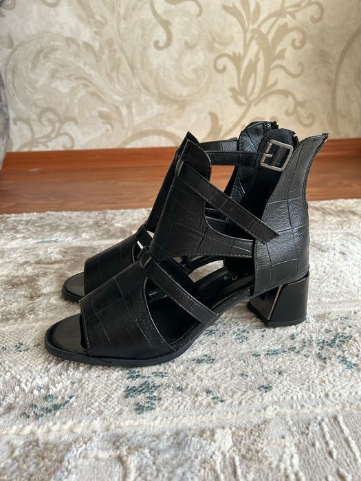 Босоножки черные