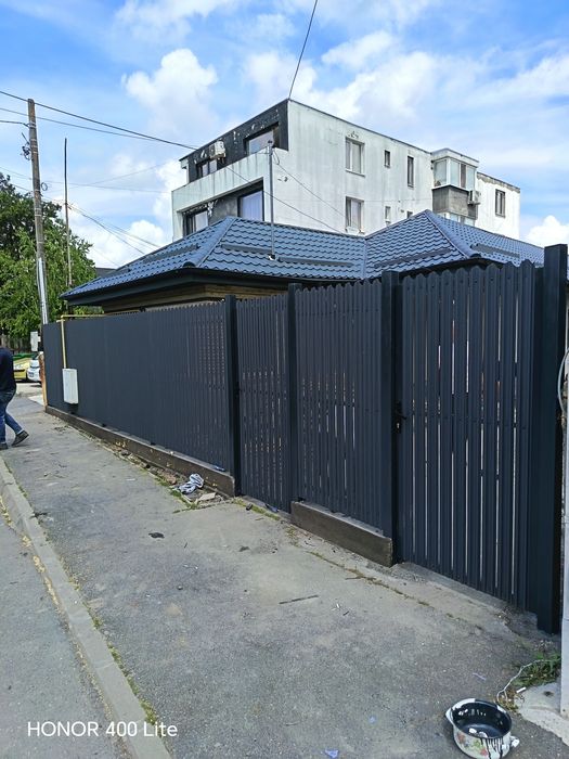 Garduri si porti din panouri stil jaluzele, sipca metalica, tabla cutata, plasa bordurata, fier forjat, BCA sau beton si alte modele disponibile