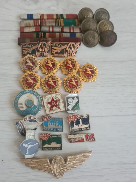 Продам значки советские