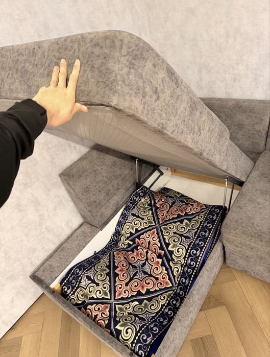 продам диван с 4 подушками (раскладной)