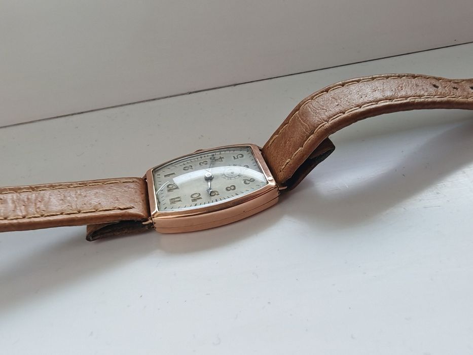 Продавам златен часовник 9к