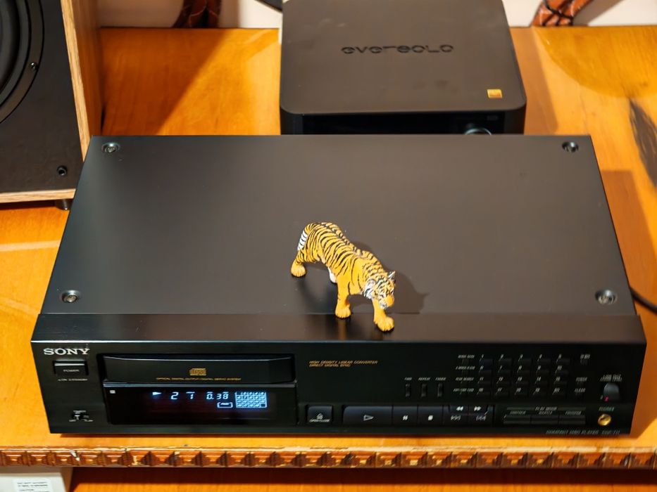Sony CDP-711. O piesă de top. Date tehnice mari. Ca nou ! Preț fix !