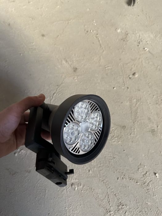 Продам светодиодный трековый светильник