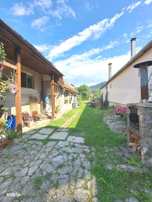 Casa spatioasa cu livada, teren de 1.690 mp si panouri fotovoltaic,  S