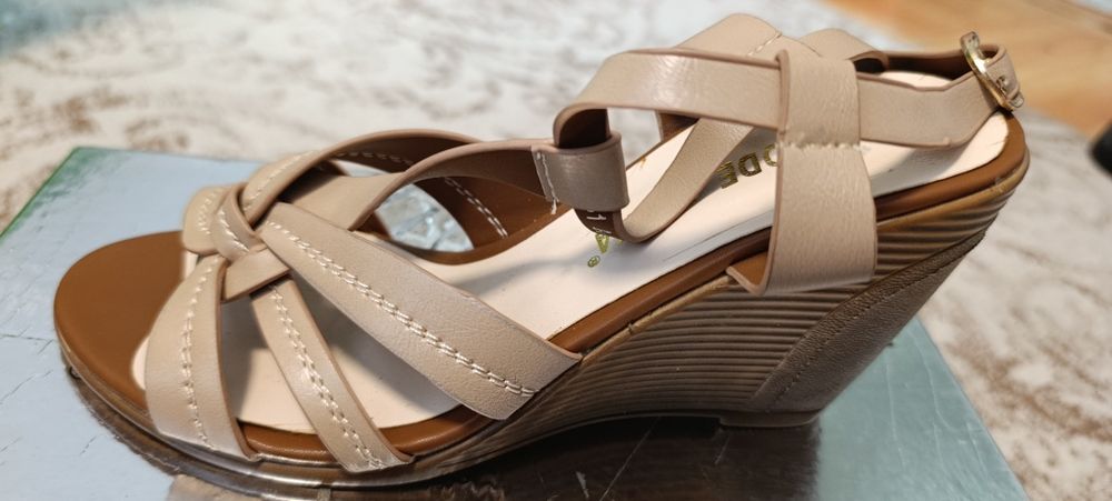 Новые босоножки 35 размер.