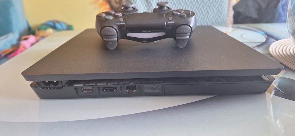 Playstation 4 Slim 1-TB