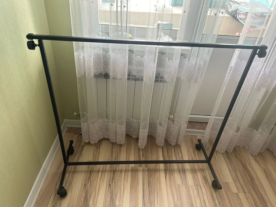 Продам вешалку для одежды