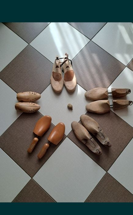 Papuci din lemn masiv.