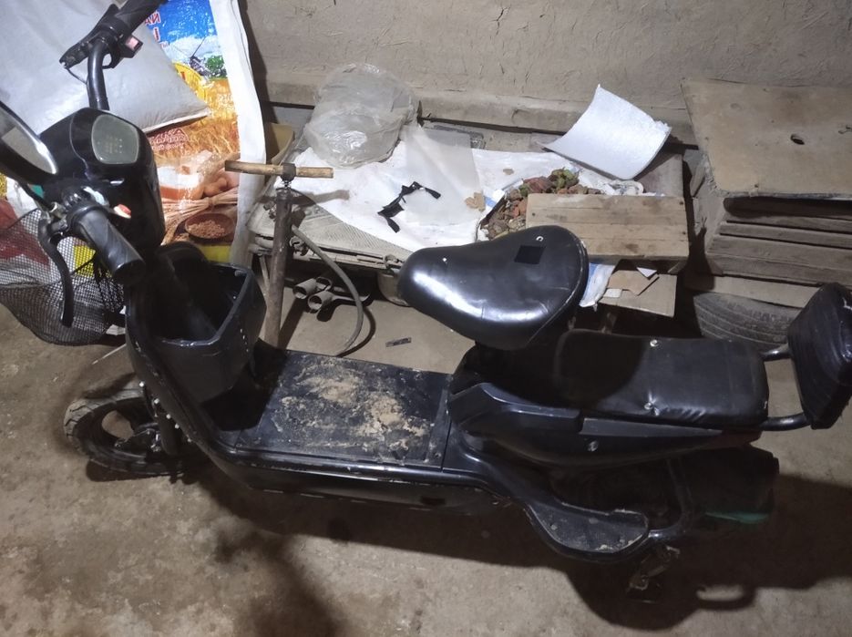 Elektra skuter sotiladi bir zaryat bilan 30 40 kilometr yuradi