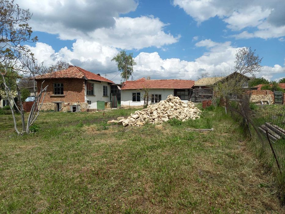 Къща с двор в с. Радинград