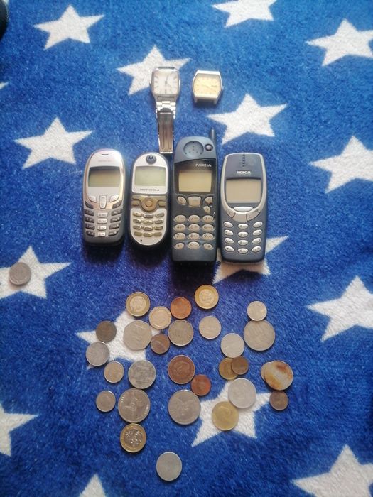 Ceasuri telefoane și monezi