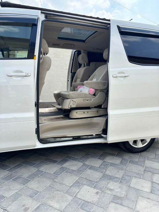 Toyota Alphard в идеальном состоянии.