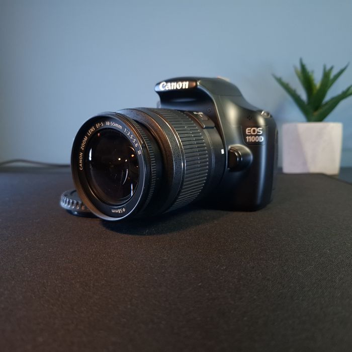 DSLR Canon 1100D cu obiectiv 18-55mm + accesorii originale