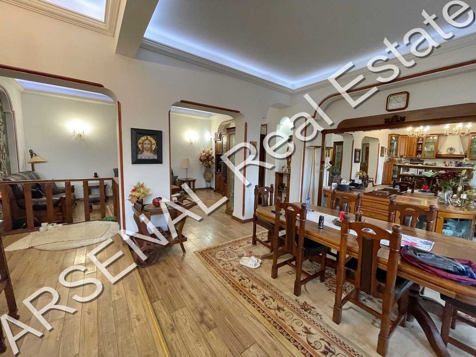 Дава се под наем Многостаен апартамент в София, Център - 220 кв.м за 2000 € - Снимка #1