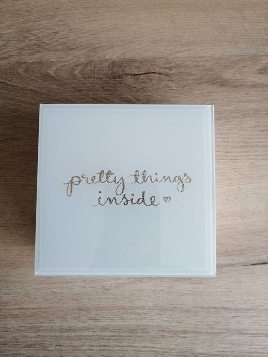 Cтъклена кутия за бижута бяла със златен надпис