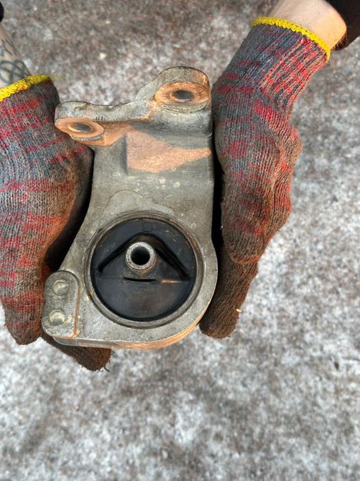 Подушка ДВС левая Mitsubishi Galant 8