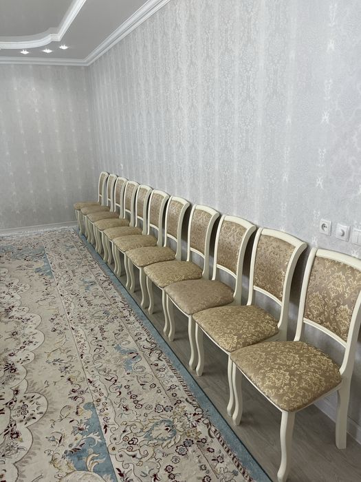 Сервант, стол и стулья -мебель для гостиной