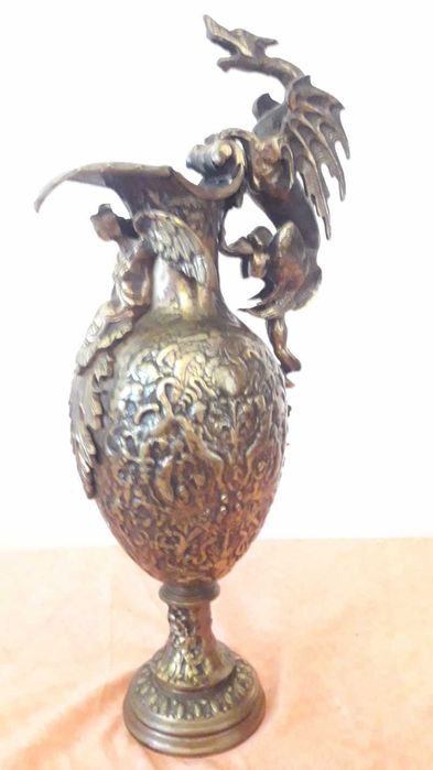 Carafa medievala din bronz masiv