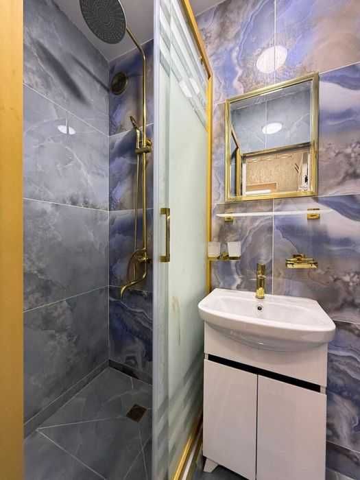 Новая студия в кирпичном доме на Братских 1*2/4/4!